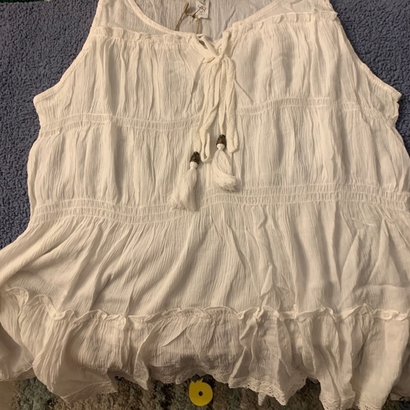 Lace Trimmed Ruffle Tank - Picture 6 of 8